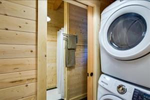 a washer and dryer in a tiny house at 74sl - Pets Ok - Wifi - Bbq - Sleeps 8 in Glacier