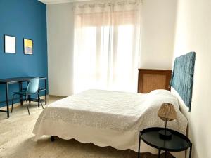 - une chambre avec un lit, un bureau et une fenêtre dans l'établissement Casa Marconi - City Center, à Bra