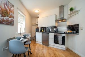 Kuchyň nebo kuchyňský kout v ubytování Watford Central Serviced Apartments 2