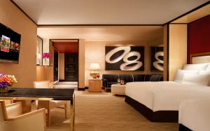Postel nebo postele na pokoji v ubytování Encore at Wynn Las Vegas