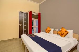 מיטה או מיטות בחדר ב-SPOT ON Hotel Grand Blue