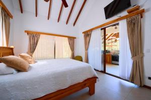 Fotografie z fotogalerie ubytování Casa Jeffrey - Beach Escape, Stunning views, Private Pool Steps to Ocean v destinaci Puerto Viejo