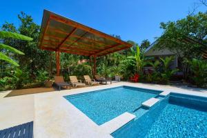 Bazén v ubytování Casa Jeffrey - Beach Escape, Stunning views, Private Pool Steps to Ocean nebo v jeho okolí