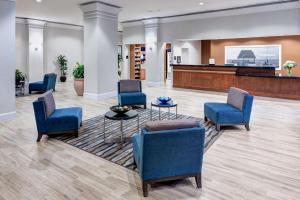 vestíbulo con sillas azules y sala de espera en Hampton Inn Fort Lauderdale Downtown Las Olas Area, en Fort Lauderdale