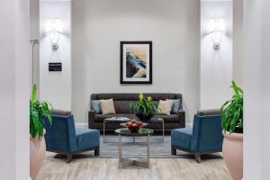 ein Wohnzimmer mit einem Sofa, 2 Stühlen und einem Tisch in der Unterkunft Hampton Inn Fort Lauderdale Downtown Las Olas Area in Fort Lauderdale