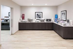 una peluquería con mostrador y encimera en Hampton Inn Fort Lauderdale Downtown Las Olas Area, en Fort Lauderdale