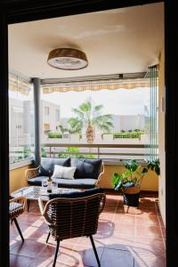 een woonkamer met een bank en een tafel bij La Tejita Ocean Villa in Granadilla de Abona