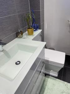 Et badeværelse på Double Room in a cosy house in Pitsea