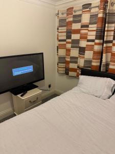 TV a/nebo společenská místnost v ubytování Double Room in a cosy house in Pitsea