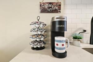 Stickney2BR Midway Getaway! l 20 min to downtown Chicago的咖啡壶和柜台上的咖啡杯