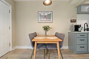 Stickney2BR Midway Getaway! l 20 min to downtown Chicago的餐桌、椅子和一瓶鲜花 更多9张照片