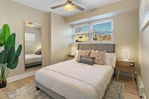 Stickney2BR Midway Getaway! l 20 min to downtown Chicago的带一张大床和一面镜子的卧室