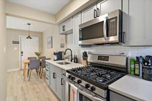2BR Midway Getaway! l 20 min to downtown Chicago的厨房或小厨房
