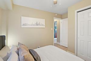 2BR Midway Getaway! l 20 min to downtown Chicago客房内的一张或多张床位