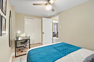 2BR Midway Getaway! l 20 min to downtown Chicago客房内的一张或多张床位