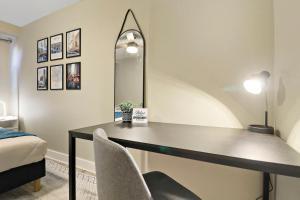 2BR Midway Getaway! l 20 min to downtown Chicago客房内的一张或多张床位