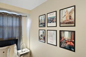 2BR Midway Getaway! l 20 min to downtown Chicago的休息区