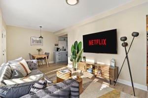 2BR Midway Getaway! l 20 min to downtown Chicago的电视和/或娱乐中心