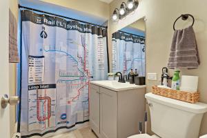 2BR Midway Getaway! l 20 min to downtown Chicago的一间浴室