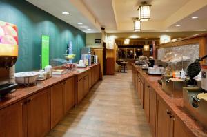 um restaurante com uma longa linha de balcões em Hampton Inn Duluth-Canal Park em Duluth