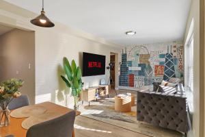 Stickney2BR Midway Getaway! l 20 min to downtown Chicago的带桌子和电视的客厅