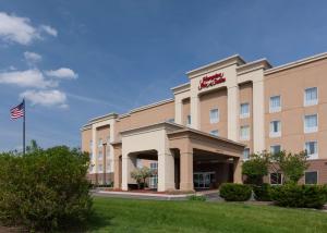 un hotel con una bandera americana delante de él en Hampton Inn & Suites Davenport, en Davenport