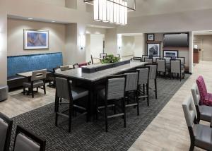 einen Konferenzraum mit einem langen Tisch und Stühlen in der Unterkunft Hampton Inn & Suites Davenport in Davenport