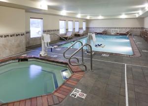 a large swimming pool in a hotel room at Hampton Inn & Suites Davenport in Davenport