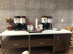 uma mesa com uma máquina de café em cima em Hampton Inn El Dorado em El Dorado