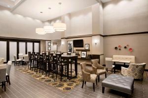 The lounge or bar area at Hampton Inn & Suites - Mansfield