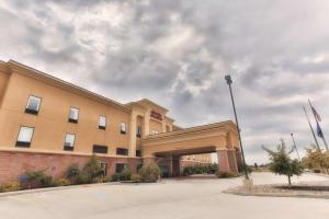 ein Krankenhausgebäude mit Straßenbeleuchtung davor in der Unterkunft Hampton Inn & Suites Middlebury in Middlebury