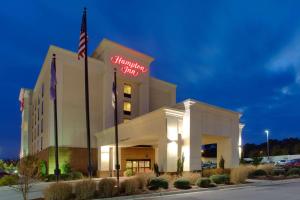 una vista frontal de un hotel con bandera americana en Hampton Inn Emporia en Emporia