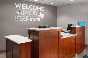 una oficina con una bienvenida a la firma del estado de la estrella solitaria en la pared en Hampton Inn & Suites El Paso-Airport, en El Paso