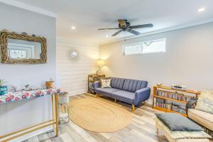 Posezení v ubytování 1 Mi to Beach Sustainable Oak Island Home!