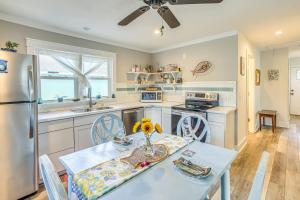 Kuchyň nebo kuchyňský kout v ubytování 1 Mi to Beach Sustainable Oak Island Home!