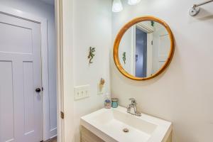 Koupelna v ubytování 1 Mi to Beach Sustainable Oak Island Home! + 17 fotografií