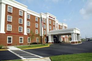 un grande edificio rosso e bianco con un parcheggio di Hampton Inn Easton a Easton