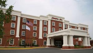 een groot gebouw van rode baksteen met een Amerikaanse vlag bij Hampton Inn Easton in Easton
