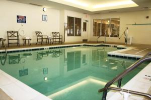 una gran piscina con sillas y una mesa en Hampton Inn Easton en Easton