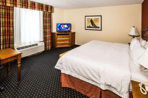 Habitación de hotel con cama y TV en Hampton Inn Easton en Easton