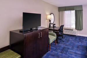 Televiisor ja/või meelelahutuskeskus majutusasutuses Hampton Inn Eugene