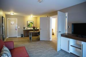 Hampton Inn & Suites Fresno في فريسنو: غرفة معيشة مع أريكة ومكتب