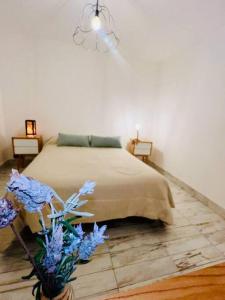ミラマールにあるHermosa casa a estrenarのベッドルーム1室(ベッド1台、花瓶1本付)