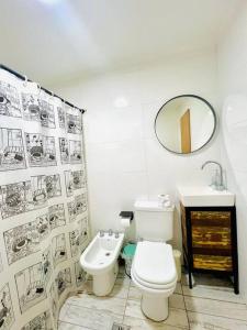 ミラマールにあるHermosa casa a estrenarのバスルーム(トイレ、洗面台、鏡付)