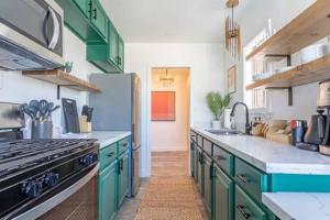 Kuchyň nebo kuchyňský kout v ubytování Ocean View Hermosa Pier Apt by OrangeDoorStays - DO NOT REACTIVATE SUN BLOC 20