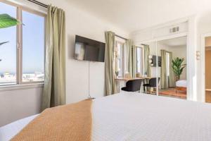 Postel nebo postele na pokoji v ubytování Ocean View Hermosa Pier Apt by OrangeDoorStays - DO NOT REACTIVATE SUN BLOC 20