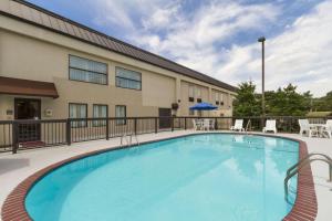 una piscina frente a un edificio con hotel en Hampton Inn Forrest City, en Forrest City