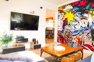 Μια τηλεόραση ή/και κέντρο ψυχαγωγίας στο Dreampoolhousemiami