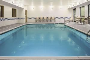 - une piscine d'eau bleue dans une chambre d'hôtel dans l'établissement Hampton Inn Findlay, à Findlay