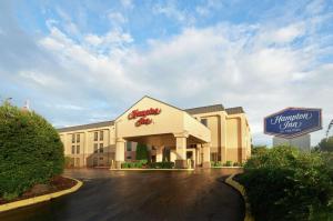 a front view of a hotel with a sign at Hampton Inn Franklin in Franklin